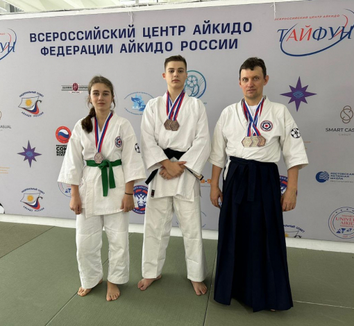 Снсэй Попов (справа) с тремя медалями по айкидо